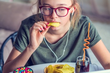 「スナック菓子」を食べるなら、こんな商品を選んで！ストレス緩和におすすめなお菓子の選び方・食べ方を、科学・心理学の視点で解説 画像