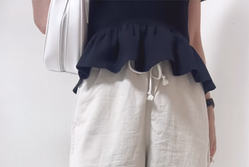 今季注目の【ユニクロ】のリネン混パンツが主役。×ペプラムを品よく合わせる初夏の洗練スタイル【40代の毎日コーデ】 画像