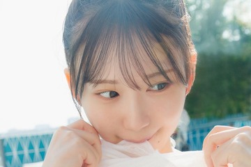 日向坂46藤嶌果歩、プールサイドでの“サンシャインショット” 1st写真集先行カット第10弾解禁【果実の歩幅】 画像