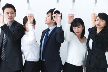 ぎゅうぎゅうの満員電車、朝からピリつく車内…心に蓄積した不快感、どうにかしたい！「すぐできる解消法」を、心理カウンセラーが解説 画像