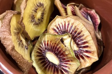 罪悪感なしで食べられる「自家製ドライフルーツ」。レンチンで簡単に「キウイチップス」って作れるんだ！ 画像