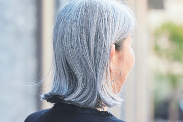 何歳になったら「グレイヘア」にしていいの？「老けて見える」と反対されていた女性。54歳で白髪染めをやめてみたら、思わぬ効果が⁉ 画像