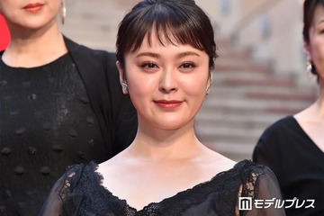 貫地谷しほり、美肌輝く黒キャミソール姿披露「透明感が半端ない」「大人の魅力が凄い」と反響 画像