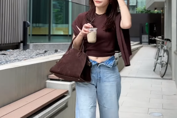 【ユニクロ】のブラウンがおしゃれ！　ライトブルーデニム合わせた爽やかな大人カジュアル【40代の毎日コーデ】 画像