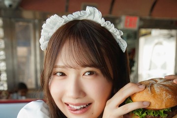 日向坂46藤嶌果歩、ウェイトレス姿でのもぐもぐカット 1st写真集先行カット第13弾解禁【果実の歩幅】 画像