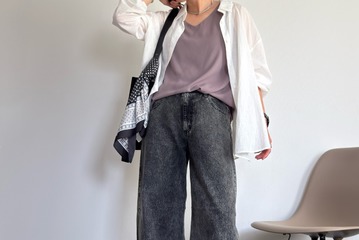 夏のモノトーンはダークグレーで軽めに。【GU】バレルジーンズを取り入れた脚長見えコーデ。【40代の毎日コーデ】 画像