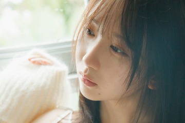 日向坂46藤嶌果歩、 寝起き風カット公開「週プレ」表紙・巻頭に1st写真集未掲載カット収録【果実の歩幅】 画像