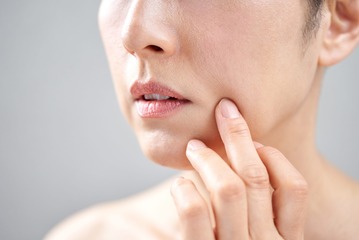 仕方ないじゃ済まされない…? 男目線で「一発でナシ」になる40代女性のNG身だしなみ3選（前編） 画像