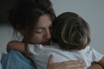 赤ちゃんを抱いているときに思い切り蹴られた日。「優しそう」と言われる夫は、家では冷酷なモラハラDV男だった 画像