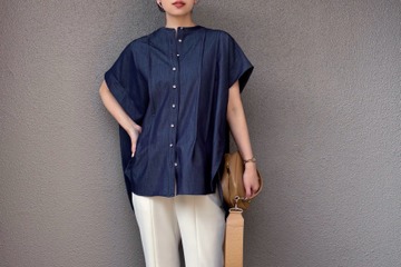 インディゴシャツ×白パンツ。オフィスでもなじむ涼し気パンツスタイル【40代の毎日コーデ】 画像