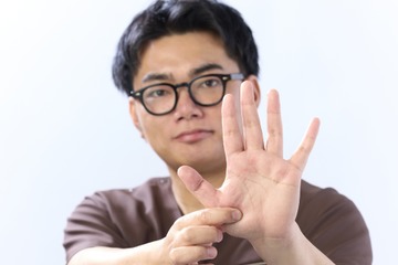 「薬指と小指の付け根から下」を押してみて！痛い人は「肝臓」にキテるかも？じゃ、ストレスMAXの人が痛い場所は⁉【SNSで「死ぬほど痛かった」とコメントが殺到したツボ4選】 画像