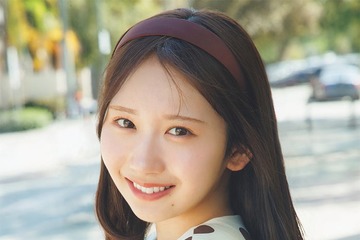 日向坂46藤嶌果歩「週プレ」表紙に登場 ワンピース姿で微笑む 画像