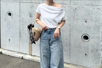 オフショルの抜け感が主役。ワイドデニムで作る大人カジュアル【40代の毎日コーデ】 画像