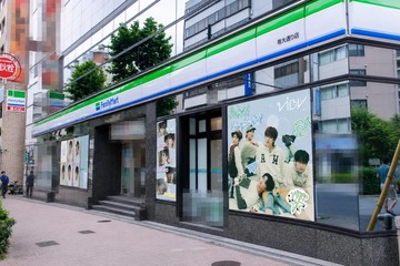 VIBYがファミマとコラボ、日本武道館近くで店舗ラッピング＆限定ブロマイドを全国展開 画像