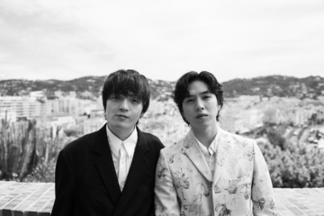 坂東龍汰＆岡山天音『我々は宇宙人』カンヌ滞在中素顔を捉えたスチール到着　制作スタジオ訪問、アフレコ見学なども 画像
