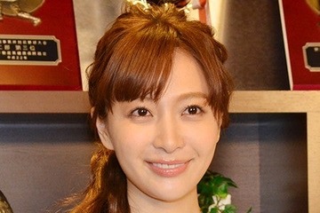 白洲迅の妻・竹内渉、ほっそり二の腕際立つノースリコーデに絶賛の声「憧れのスタイル」「大人カジュアルおしゃれ」 画像
