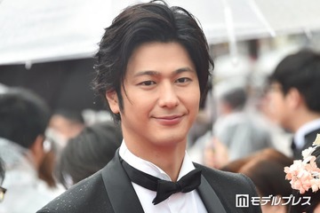 速水もこみち「いつもありがとう」妻・平山あやと肩を寄せ合う夫婦ショット公開「ずっとラブラブで素敵」「幸せオーラがすごい」と反響 画像