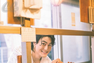 SixTONES森本慎太郎、名物商店街でほっこり食べ歩き 焼き鳥をもぐもぐ＆私服お買い上げする姿も 画像