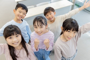 「算数と国語の平均点が大幅にアップ」教師がクラスで実践したこととは、読み書き計算ではなく【菊池省三先生インタビュー】 画像