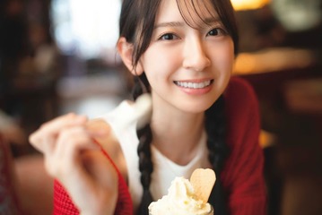 日向坂46金村美玖、“あーん”する彼女感あふれる赤ニット姿 2nd写真集先行カット第4弾解禁 画像