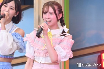 AKB48 メンバー、日ハムユニフォーム×ミニスカショットで美脚際立つショット公開「女神降臨」「スタイル抜群」 画像