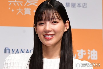 石井杏奈、美背中輝くウエディングドレス姿披露「美しさに目を奪われた」「透明感すごい」と絶賛の声 画像
