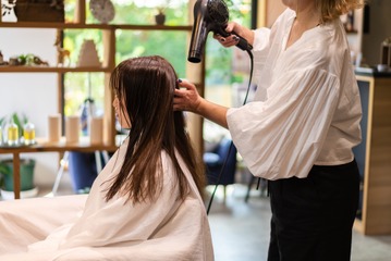 40代女性「美容費」の平均ってどれくらい？ 35歳を境に減ったものとは？ 画像