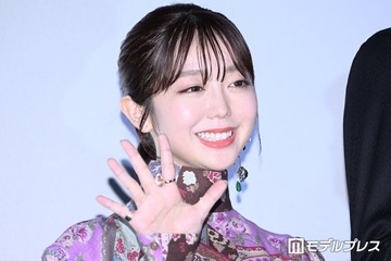 峯岸みなみ、美脚際立つミニスカコーデで奄美大島満喫「脚が真っ直ぐで綺麗」「スタイル良くて憧れる」の声 画像