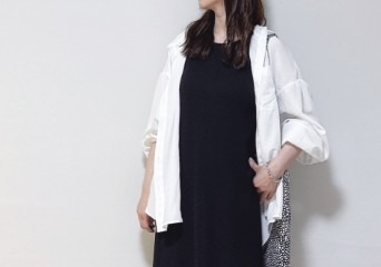 毎日着たくなる。【ノースリ黒ワンピ×白シャツ】モノトーンでまとめるすっきりシルエット【40代の毎日コーデ】 画像