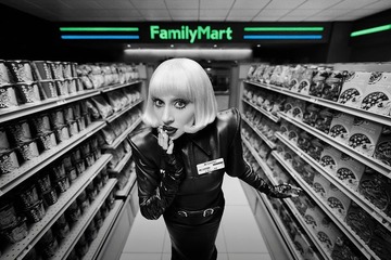 レディー・ガガ、ファミマ新CMでアルバイト姿 レジ打ち・モップかけ等の日常業務「とても刺激的でアーティスティックな経験だった」 画像