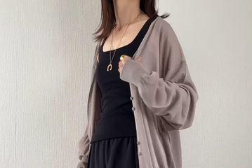 履くだけでこなれる【GU】の旬パンツ。シアーカーデを効かせた秋の着こなし【40代の毎日コーデ】 画像