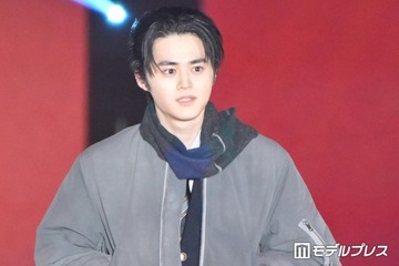 鈴鹿央士、ブルゾン×ジャケットの重ね着スタイル チェック柄マフラーでこなれ感演出【ガルアワ2026A/W】 画像