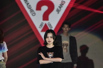 櫻坂46的野美青、デニムパンツで圧巻美脚際立つ「脚長すぎる」「スタイル抜群」と話題【ガルアワ2026A/W】 画像