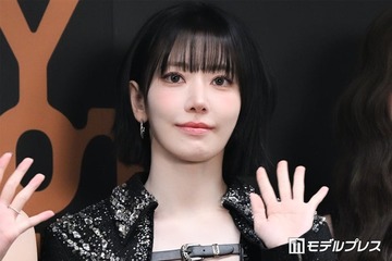 LE SSERAFIMサクラ、美デコルテ際立つキャミ姿のセルフショット公開「鎖骨や肩のラインが神」「スタイル良くて憧れる」の声 画像