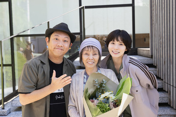 “素顔ゼロ”研ナオコ特殊メイクの様子も！ 松岡茉優＆仲里依紗が案内するセットツアー映像　Netflix「ダウンタイム」 画像