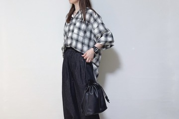 大人の「チェック柄シャツ」はモノトーンで。カジュアル小物を添えた軽快な着こなし 画像