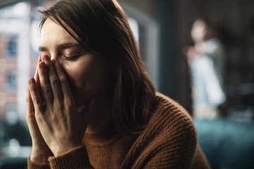 夫に殴られ全治2週間、子供にも手を上げられ…。それでも離婚できない50歳女性がハマっていった「現実逃避」とは 画像