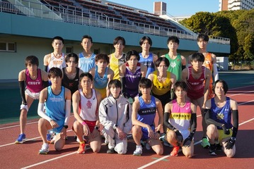 小林虎之介・菅生新樹・庄司浩平ら、学生キャスト18人勢ぞろい写真が初解禁 陸上競技場トラックに集結【俺たちの箱根駅伝】 画像