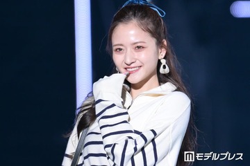 乃木坂46金川紗耶、モノトーンワンピ＆レースタイツ姿が話題「脚の長さが際立つ」「シックな衣装も着こなしててさすが」 画像