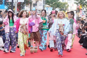 仲里依紗、37歳誕生日に夢が実現＆妹・れいなと渋谷で姉妹ランウェイ披露 画像
