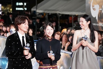 浜辺美波、“先輩”長澤まさみとレッドカーペット「どんなイベントよりも緊張しています」 画像