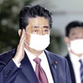 マスクを着用し、首相官邸に入る安倍首相＝3日午前