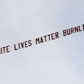 衝撃の『White Lives Matter』掲げた人物、「世界は狂ってる」と逆に怒る
