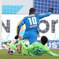サッカー人生終わらす気か…ブンデスであった「両足殺人タックル」がこわすぎる
