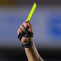 選手に平手打ちされた審判、試合を中止して全力逃走する