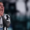 ユヴェントス監督、試合中に味方の尻を蹴る！謎キックされた選手は苦悶