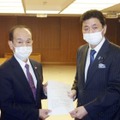 岸防衛相（右）に要請書を手渡す青森県三沢市の小檜山吉紀市長＝8日午後、防衛省