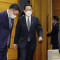 閣議に臨む岸田首相（中央）ら＝21日午前、首相官邸
