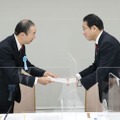 安定的な皇位継承策を検討する有識者会議の清家篤座長（左）から報告書を受け取る岸田首相＝22日午後、首相官邸
