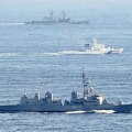 訓練を行う海上自衛隊の護衛艦「たかなみ」（手前）と海上保安庁の巡視船「あぐに」（中央）＝22日（海上自衛隊提供）